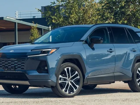 Toyota sắp bán bản hybrid với mẫu SUV rất được ưa chuộng: Vận hành được đa địa hình, nội thất được chăm chút, giá bán ‘rẻ như cho’ không?