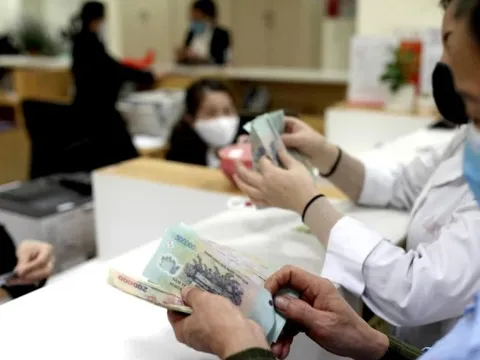 Lương, tiền công từ 5 triệu đồng phải chuyển khoản