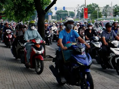 Người đi xe máy sẽ bị phạt tới 600.000 đồng và bị trừ 2 điểm GPLX nếu có hành vi này, nên biết để chấp hành nghiêm chỉnh