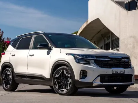 KIA Seltos 2026 ‘chuyển mình’ với thiết kế đẹp hơn, ‘chốt’ giá chỉ 420 triệu: Bản hybrid 1.6L ‘xăng ăn như ngửi’, thân vỏ cứng cáp hơn 20%