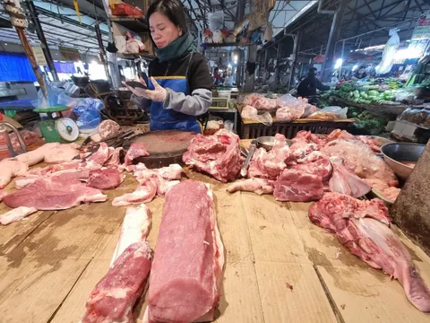Thịt heo tăng sốc sát Tết: Giá leo thang 30%, đắt ngang thịt bò, tiểu thương than trời vì khách mua dè sẻn