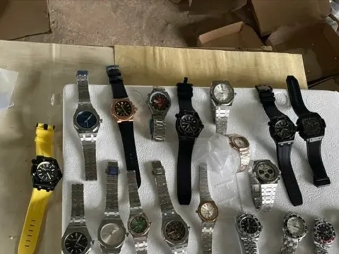 Phát hiện gần 1.000 chiếc đồng hồ giả thương hiệu Patek Philippe, Rolex