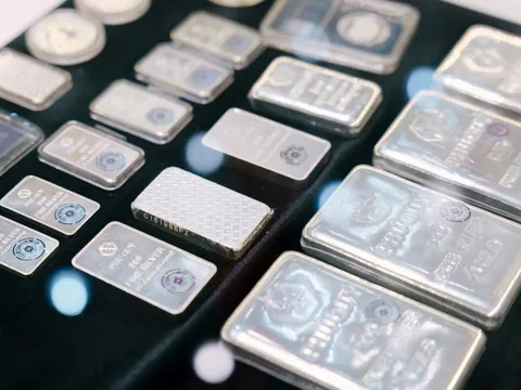 Bạc rơi thẳng đứng - mất 22 triệu đồng/kg từ đỉnh