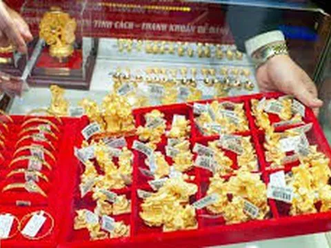 Giá vàng giảm sâu, người dân xếp hàng mua với tâm lý bù lỗ