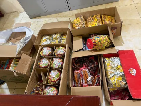 Phát hiện xe ô tô biển kiểm soát 20C-193.14 của V.Q.Đ chở bánh kẹo, đồ ăn vặt '3 không' tuồn ra thị trường cận Tết