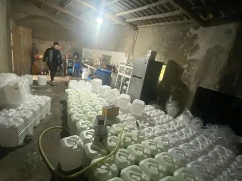 Rượu 'quê', rượu 'xách tay' và sự thật đáng sợ phía sau nhãn mác