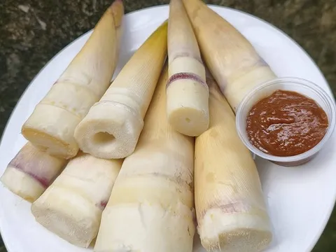 Củ rừng Tây Bắc đầu mùa 'cháy hàng', giá gấp đôi chính vụ vẫn hút khách Hà Nội