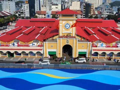 Chợ Bến Thành đắt khách hơn sau khi được sơn mới