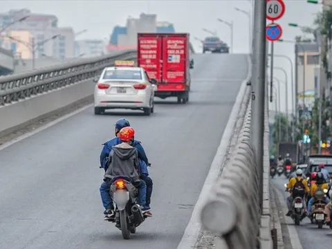 Người đi xe máy nếu sơ ý với các hành vi này sẽ bị phạt tiền từ 10-14 triệu, cần biết và chấp hành nghiêm chỉnh