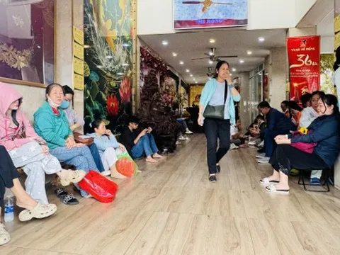 Giá vàng giảm liên tục, người mua vẫn xếp hàng đợi lượt