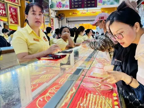 Giá vàng, bạc tiếp tục lao dốc