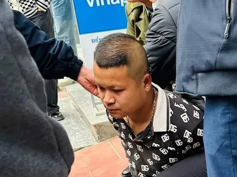 VIDEO: Khống chế nghi phạm xông vào cướp ngân hàng