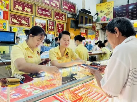 Giá vàng vượt 180 triệu đồng/lượng