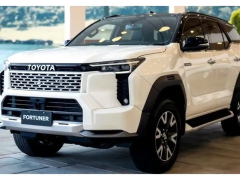 Xôn xao trước Fortuner 2026: Sức mạnh 270 mã lực cùng ngoài hình cơ bắp thách thức Ford Everest