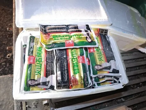 Bắc Ninh: Phát hiện container 'ôm' hơn 6 tấn lạp xưởng trôi nổi chuẩn bị tuồn ra thị trường, chủ lô hàng là người Trung Quốc