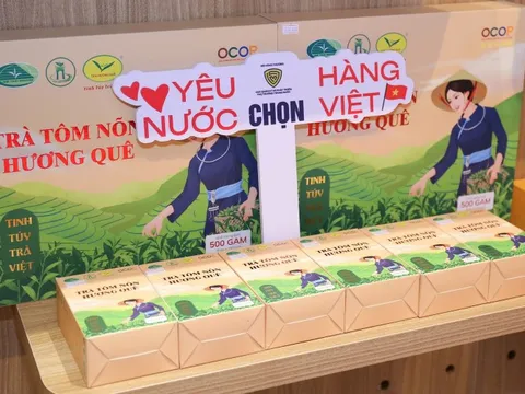 Giữa phố "hàng hiệu" Hà Nội, hàng Việt lên kệ mùa Tết