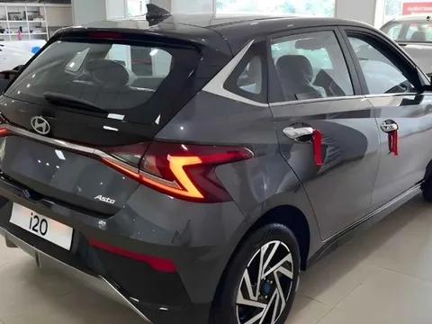 Thay thế Grand i10, Hyundai bán mẫu hatchback cỡ B giá chỉ 150 triệu, phù hợp với người chưa giàu: Có 6 túi khí, đèn pha tự động, vô lăng gật gù và được bảo hành 100.000km