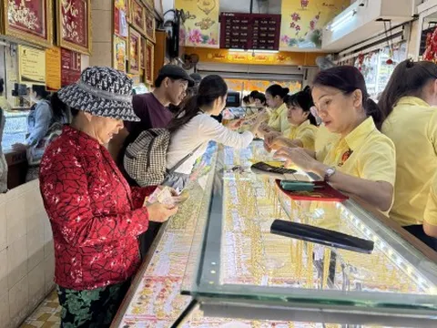 Giá vàng lao dốc, cao hơn giá thế giới 23 triệu đồng/lượng
