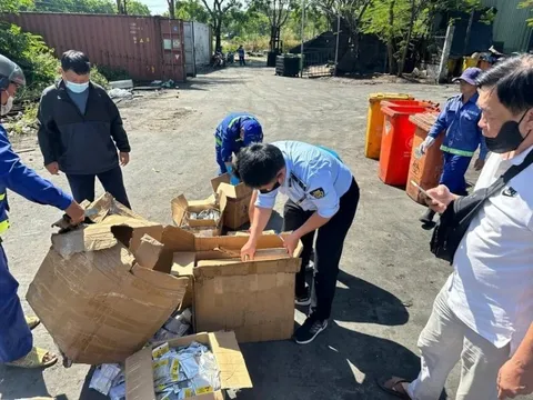 Đột kích kho linh kiện điện thoại giả hơn 1 tỷ đồng ngày giáp Tết: Sự thật phía sau điểm kinh doanh cửa đóng then cài