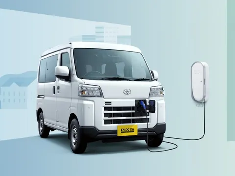 Toyota ra mắt xe điện siêu nhỏ ngắn như xe máy, chạy 257km/sạc, sạc nhanh, có ổ cắm cho ngày nhà mất điện