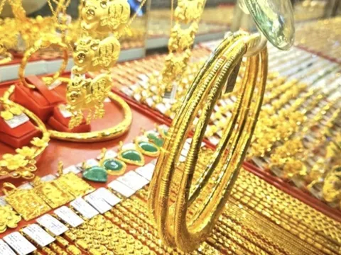 Giá vàng trong nước neo đỉnh dù giá thế giới lao dốc