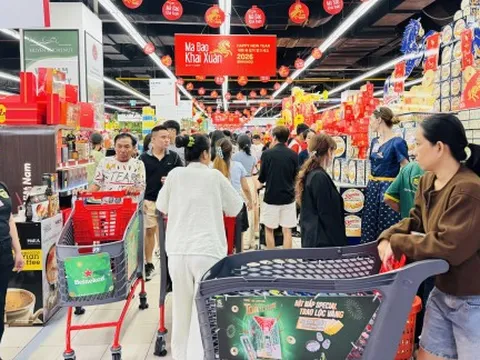 Khách sắm tết tăng đột biến, siêu thị không còn chỗ chen chân