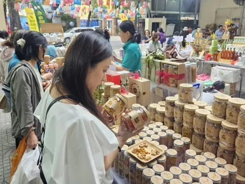 Gừng thẻ, táo sấy hút khách ở chợ tết xanh