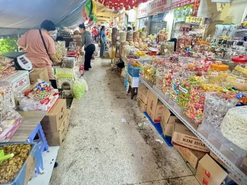 Bánh kẹo tăng giá, các chợ sỉ thưa vắng người mua