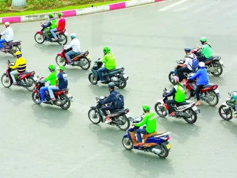 Cận tết, đặt xe công nghệ khó khăn, giá tăng mạnh