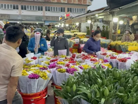 Hoa Tết ùn ùn đổ về chợ đầu mối, hoa hồng Valentine ế nhệ