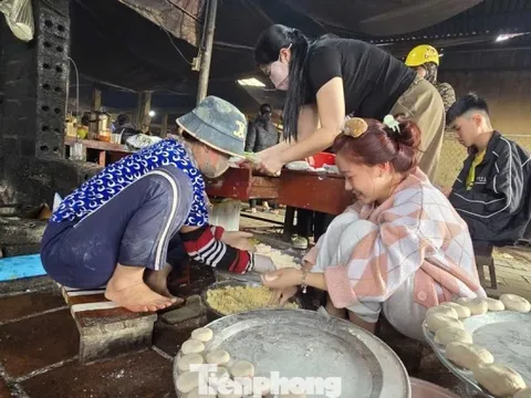 Chợ Tết ở quê: Thích nhất được ăn quà