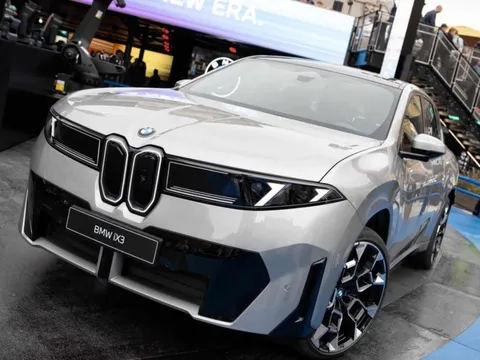 Mua xe sang tiền tỷ, khách hàng vẫn phải thuê lại chiếc camera 360 của chính mình