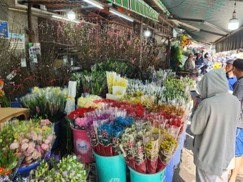 Bận mua sắm tết, người mua ‘lơ luôn' quà Valentine
