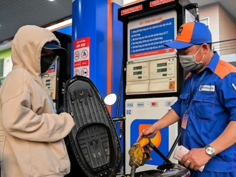 Giá xăng quay đầu giảm, dầu tăng ngay đầu năm mới