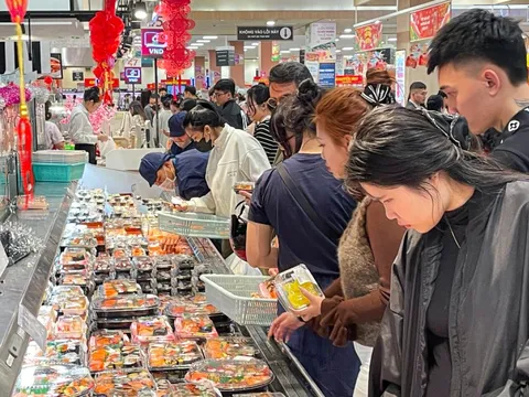 Mùng 4 Tết, trung tâm thương mại ở Hà Nội đông nghịt khách