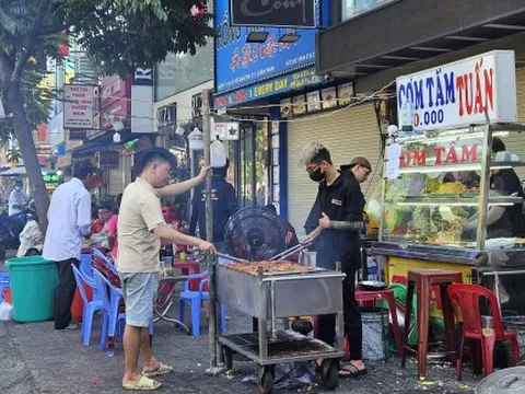 Không nghỉ tết, nhiều hàng quán TPHCM đón khách từ sáng mùng Một
