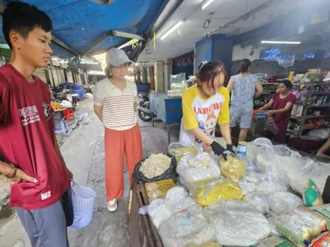 Chợ mở bán từ mùng Hai, giá nhiều loại bất ngờ giảm mạnh