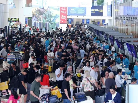 Vé máy bay Hà Nội – TP.HCM chạm ngưỡng 10 triệu đồng: Người đi làm 'choáng váng' sau Tết