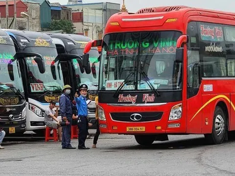 Giá vé xe, vé máy bay sau mồng 6 Tết thay đổi ra sao? Nhiều người bất ngờ khi tra lại