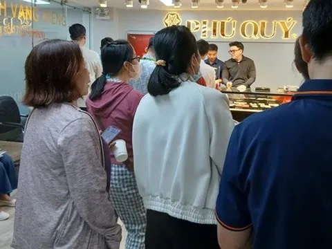 Người dân TPHCM đổ xô mua vàng, bạc, gửi tiết kiệm ngay ngày làm việc đầu năm