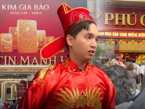 [ẢNH, CLIP] Tiệm vàng hôm nay: Giá vàng gần 18,5 triệu đồng/chỉ, "Thần Tài" xin dừng phục vụ vì khách mua vàng quá đông