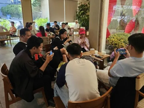 Cảnh trái ngược giữa siêu thị và quán cà phê ngày mùng Ba tết