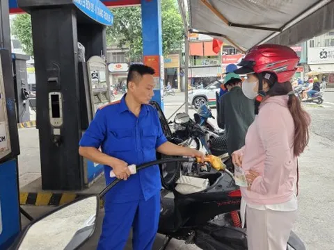 Giá xăng giảm, giá dầu tăng