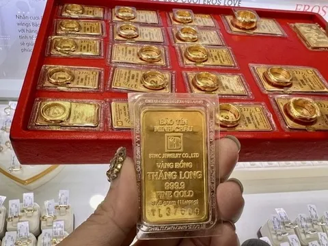 Giá vàng chiều nay 24/2: Người dân đội mưa xếp hàng mua vàng