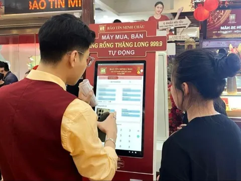 Một doanh nghiệp đưa máy bán vàng tự động vào vận hành toàn hệ thống