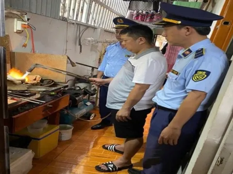 Giữa lúc giá vàng tăng nóng, lực lượng Quản lý thị trường phát hiện lô vòng tay vàng giả nhãn hiệu Chanel trị giá hàng trăm triệu đồng