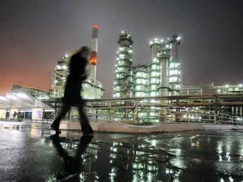 Sóng gió ập đến với dầu Nga: giá giảm mạnh nhất gần 3 năm sau hàng loạt lệnh trừng phạt từ Mỹ và EU