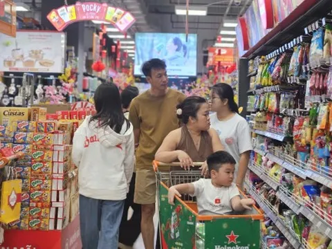 Siêu thị, trung tâm thương mại kín khách trong ngày cuối kỳ nghỉ tết