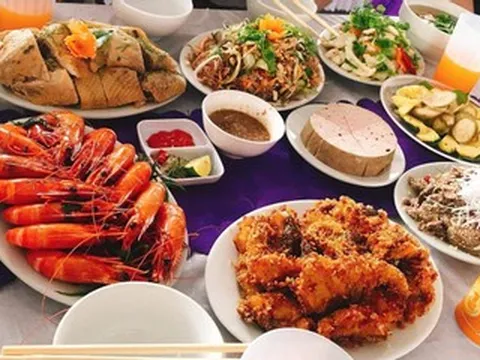 Tiệc mừng thọ bố 80 tuổi vắng khách, 20 mâm cỗ ế chỏng chơ, hàng xóm xì xào