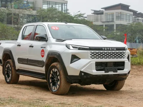 Toyota Hilux bản cao 'đội sổ' chờ giao, khách đặt cọc phải chấp nhận chờ dài cổ đến giữa năm